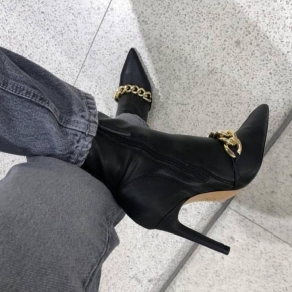 ZARA GOLD CHAIN FAUX LEATHER ANKLE BOOTS BLACK SIZEUS 9/ EU 40 - Picture 4 of 16